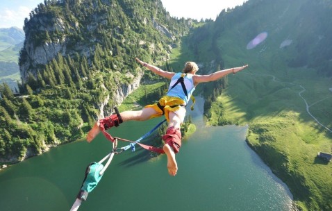 怀孕初期小便黄难闻正常（孕早期小便发黄味道重）