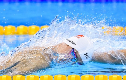 坐月子里吸母乳的小孩咳嗽怎么办（月子里宝妈咳嗽怎么办?能正常喂奶吗?）